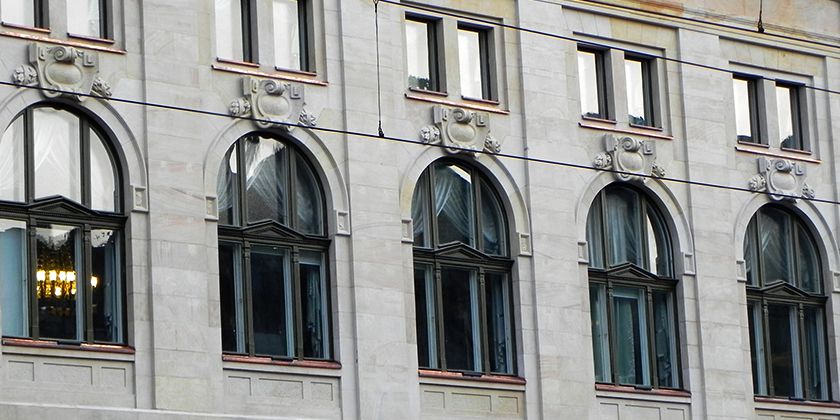 Elewacja z oknami zabytkowymi po renowacji